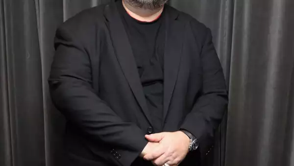 Guillermo Del Toro estrena La Cumbre Escarlata, una cinta llena de fantasmas.