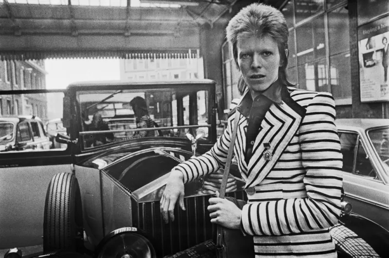 Foto de David Bowie en 1973, al inicio de su gira Ziggy Stardust en Reino Unido, llegando a la estación King's Cross de Londres.