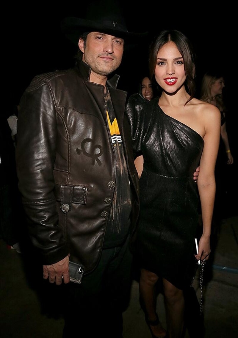 Eiza posando con Robert Rodríguez, director de la serie.
