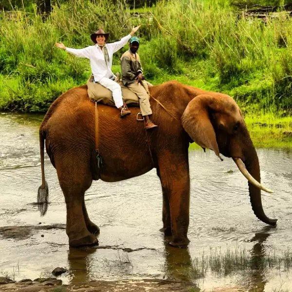 Montserrat con uno de sus animales favoritos, el elefante.