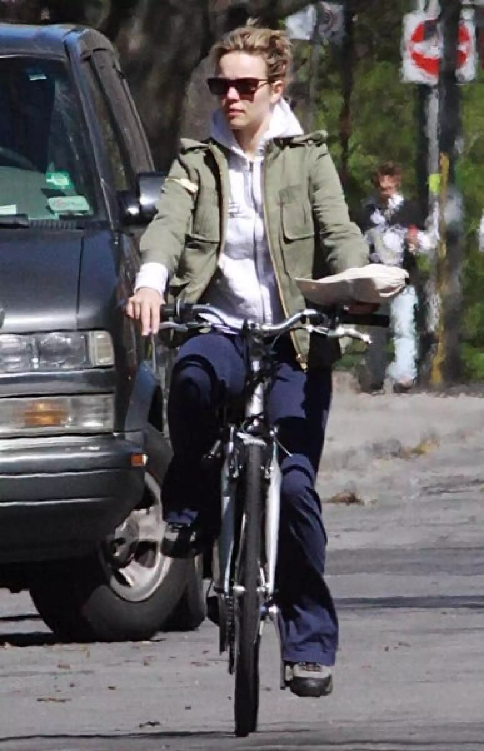 La actriz de `Sherlock Holmes´, Rachel McAdams, salió de su clase de yoga en Toronto, Canadá, y se fue en bici hasta su casa.