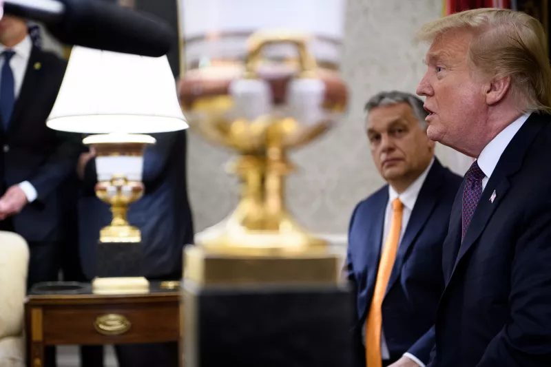 El primer ministro de Hungría, Viktor Orban, escucha mientras el presidente de Estados Unidos, Donald Trump, habla ante la prensa en la Oficina Oval de la Casa Blanca el 13 de mayo de 2019. 