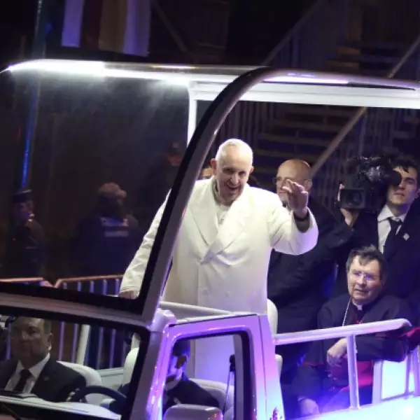 El papa recorrió 19 kilómetros hasta la Nunciatura Apostólica en los que saludó a cientos de fieles.