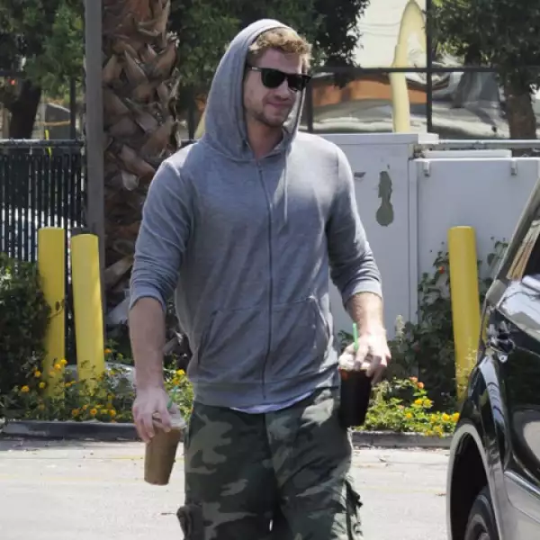 Liam Hemsworth el ex de Miley, trae dos bebidas. ¿Será que ya sale con alguien más?