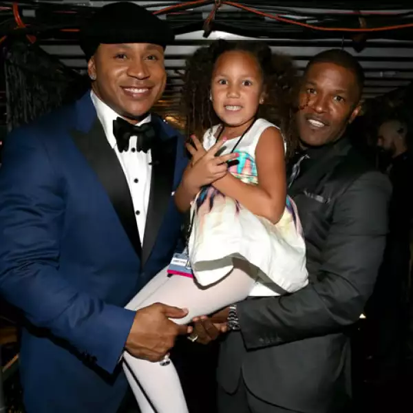 Por supuesto que no podía faltar la imagen con el presentador de los Grammy, el rapero LL Cool J.