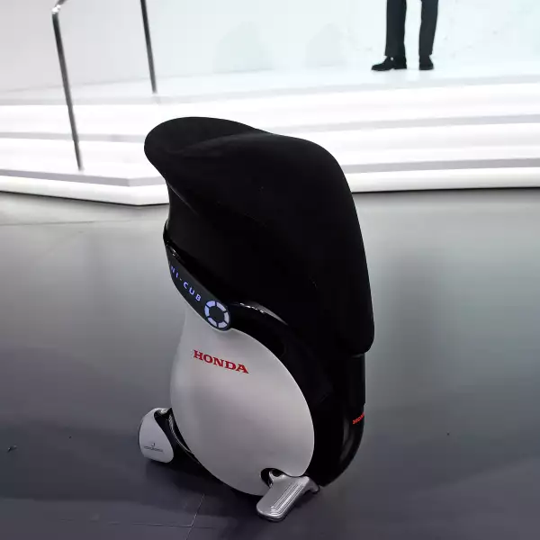 No es un pingüino, es una motocicleta de concepto, la Uni Cub, de Honda.