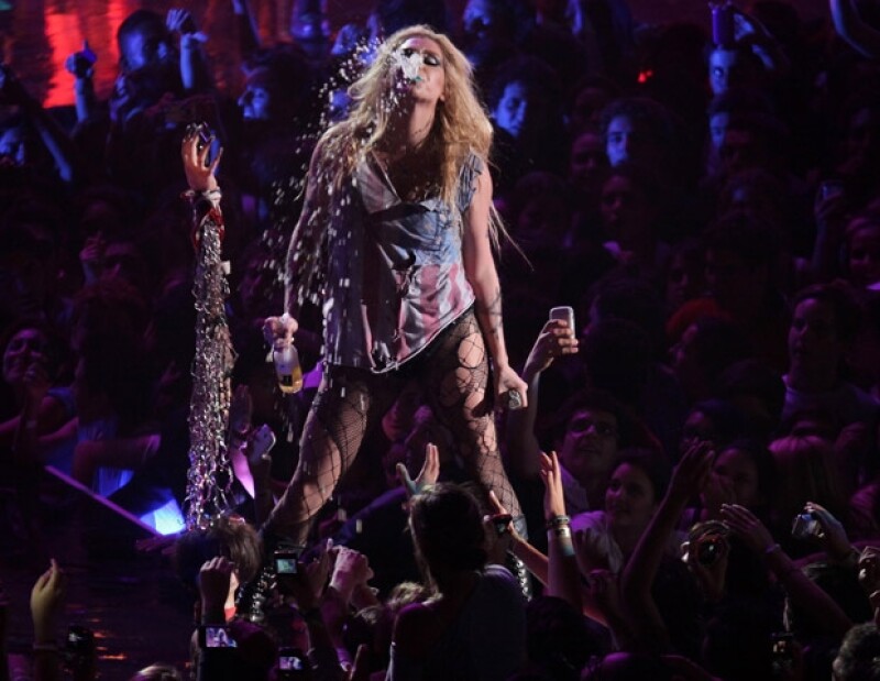 Ke$ha derrochó energía sobre el escenario, aunque tuvo que repetir dos canciones pues no quedaron tan bien como la producción del canal quería.