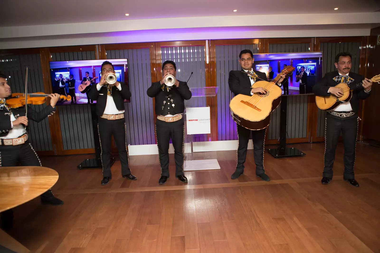Coctel del 25 aniversario de México Asistencia