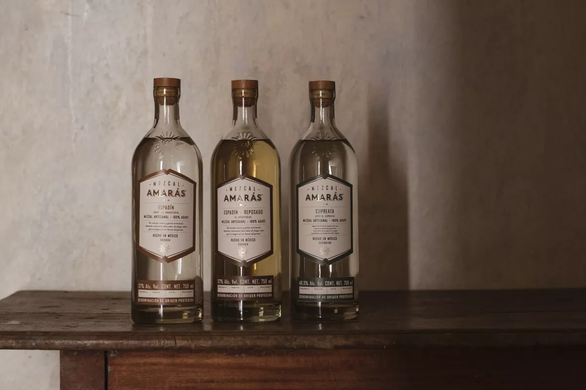 Mezcales de la casa Amarás. (Cortesía).