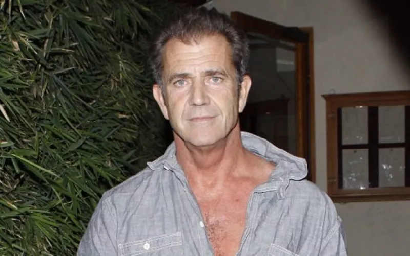 El oficial que detuvo al actor en 2006 por conducir en estado de ebriedad, interpuso una demanda al condado de Los Ángeles por acoso y afirma que Gibson fue protegido por ellos en su detención.