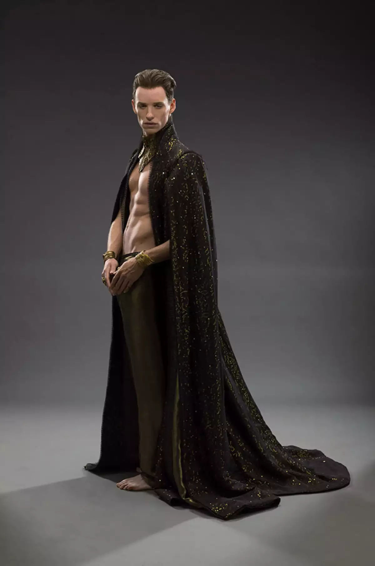 Con un vestuario que deja ver sus marcados y flats abs, es como el actor inglés interpretará a Balem, un malvado alien que busca apoderarse de la Tierra.