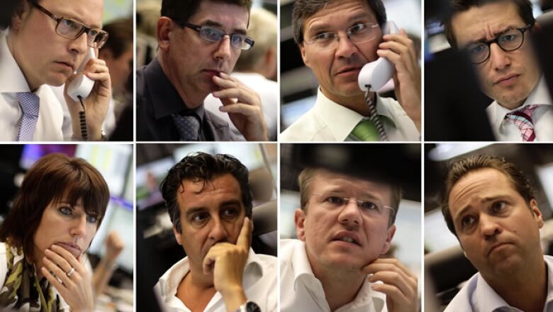 Las acciones europeas amplían sus pérdidas este lunes, y un índice clave baja 3% a un mínimo de dos años porque los inversores se deshacían de los activos más riesgosos luego de que S&P le rebaja la calificación a EU.