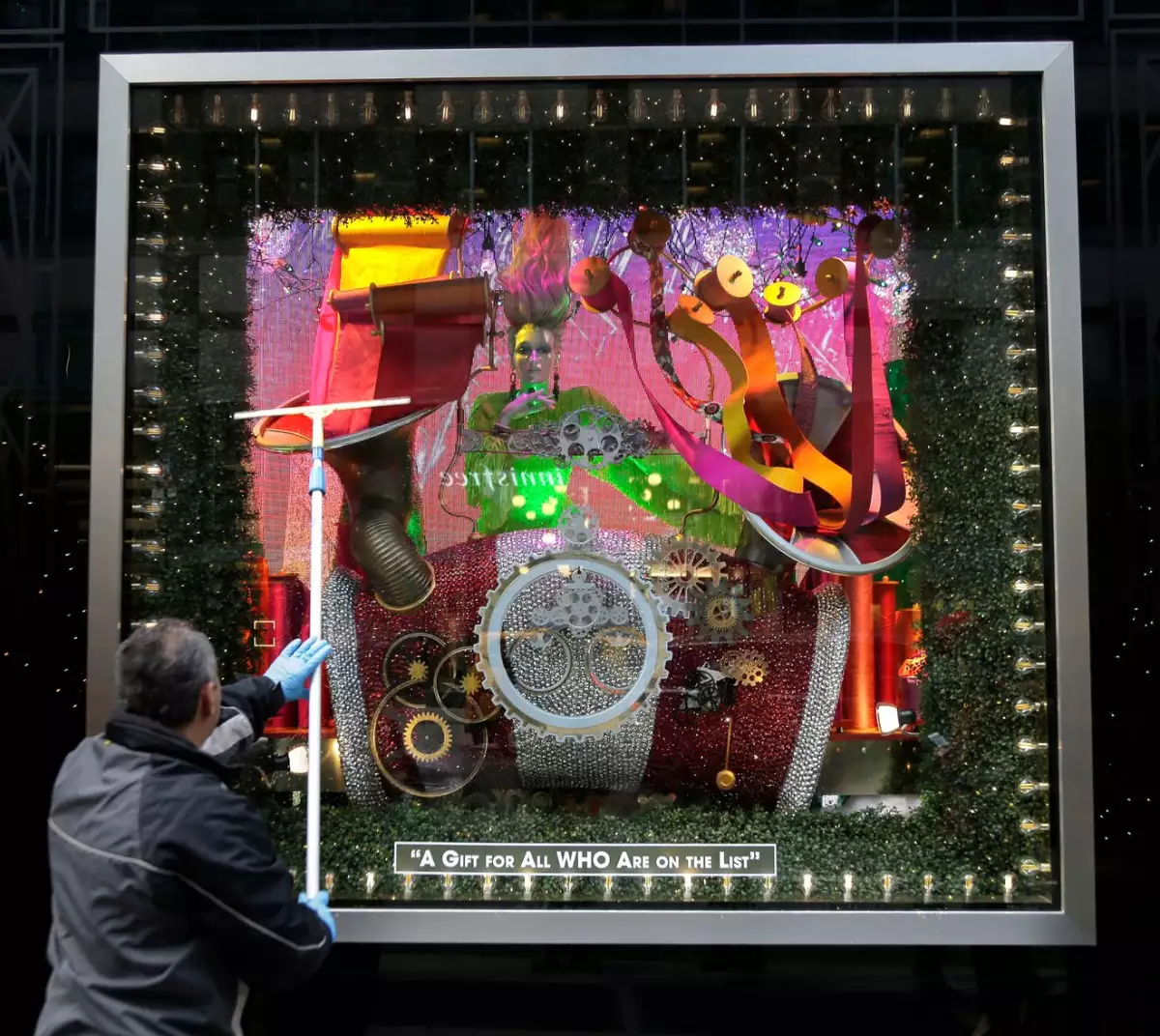 05-bloomingdales-holiday-windows-2018