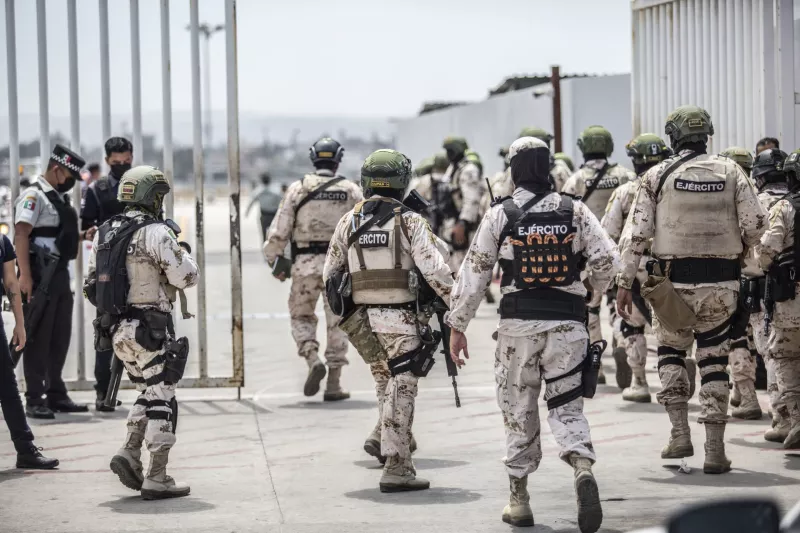 Cientos de militares arriban a Tijuana para reforzar las tareas de seguridad.