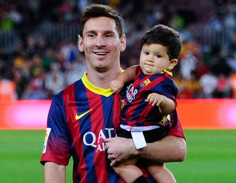 Muy orgulloso de su hijo, el astro argentino del futbol decidió compartir con el mundo los primeros pasos del pequeño Thiago.