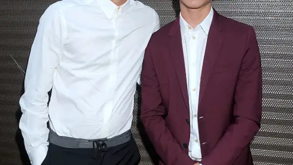 No cabe duda que la actriz y su ex, Tommy Lee, le han heredado sus buenos genes a Brandon y a Dylan, quienes hicieron una inusual aparición en una red carpet al lado de su mamá.