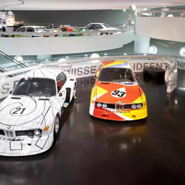 En respuesta a su iniciativa, el estadounidense Alexander Calder pintó sobre el auto de carreras BMW 3.0. CSL.