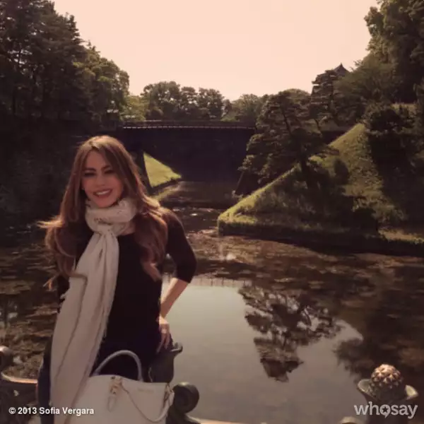Sofía Vergara ha compartido su viaje (en esta foto en Japón) con todos sus fans de Twitter y Whosay.com