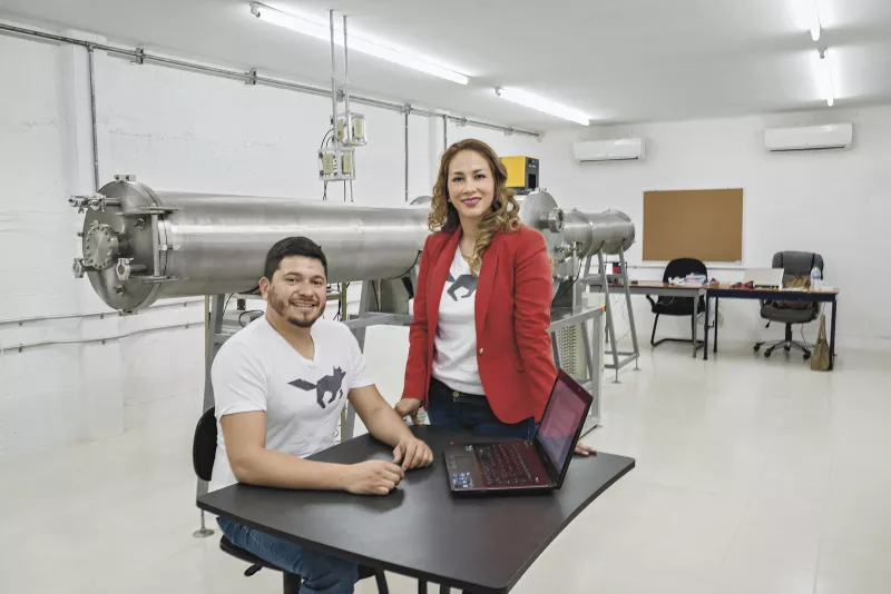 Carlos Cortés (32) y Fátima Rocha (31) quieren licenciar su tecnología a maquiladoras dedicadas a prendas de invierno