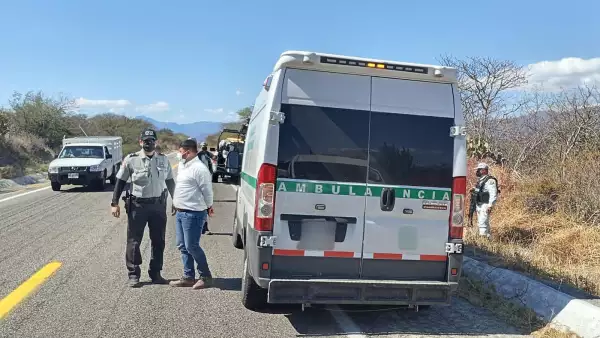 Hallan a 28 nicaragüenses hacinados en ambulancia pirata en México