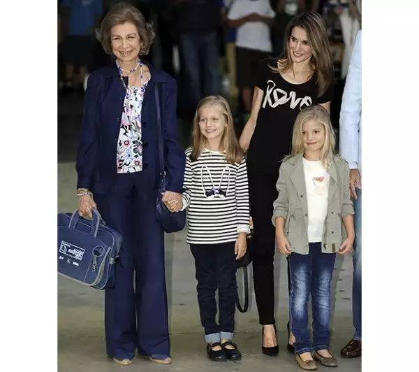 La Reina Sofía acompañada de sus nietas en su visita al Rey Juan Carlos. La Familia Real vistió informal pero adecuadamente.
