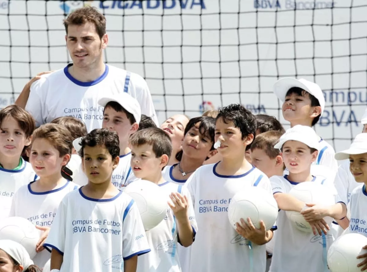 Juan Pablo Calderón Zavala, quien se muestra con un papel en la nariz, estuvo en la práctica con Iker Casillas.