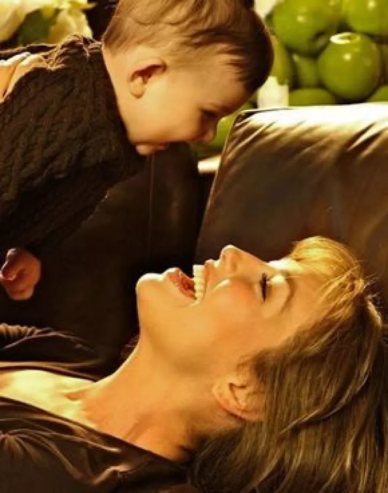 La cantante mexicana asegura que Sabrina Sakaë, de menos de dos años, ya sabe decir algunas frases en la `lengua del amor´, como je t’aime (te amo) y mon amour (mi amor).