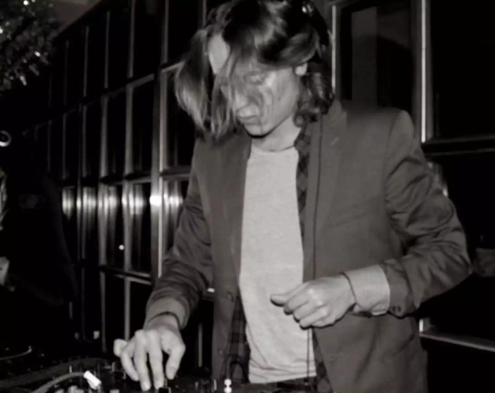 El hijo del expresidente francés normalmente suele usar atuendo sencillos, como camisas con pequeños estampados y pantalones de mezclilla, pero su perspectiva del balance es increíble. Suele usar c...