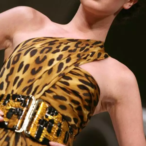 LO FALSO. Prendas que parezcan de piel, como el print de cheetah de Oscar de la Renta, o de cocodrilo, como los leggins de Roland Mouret.