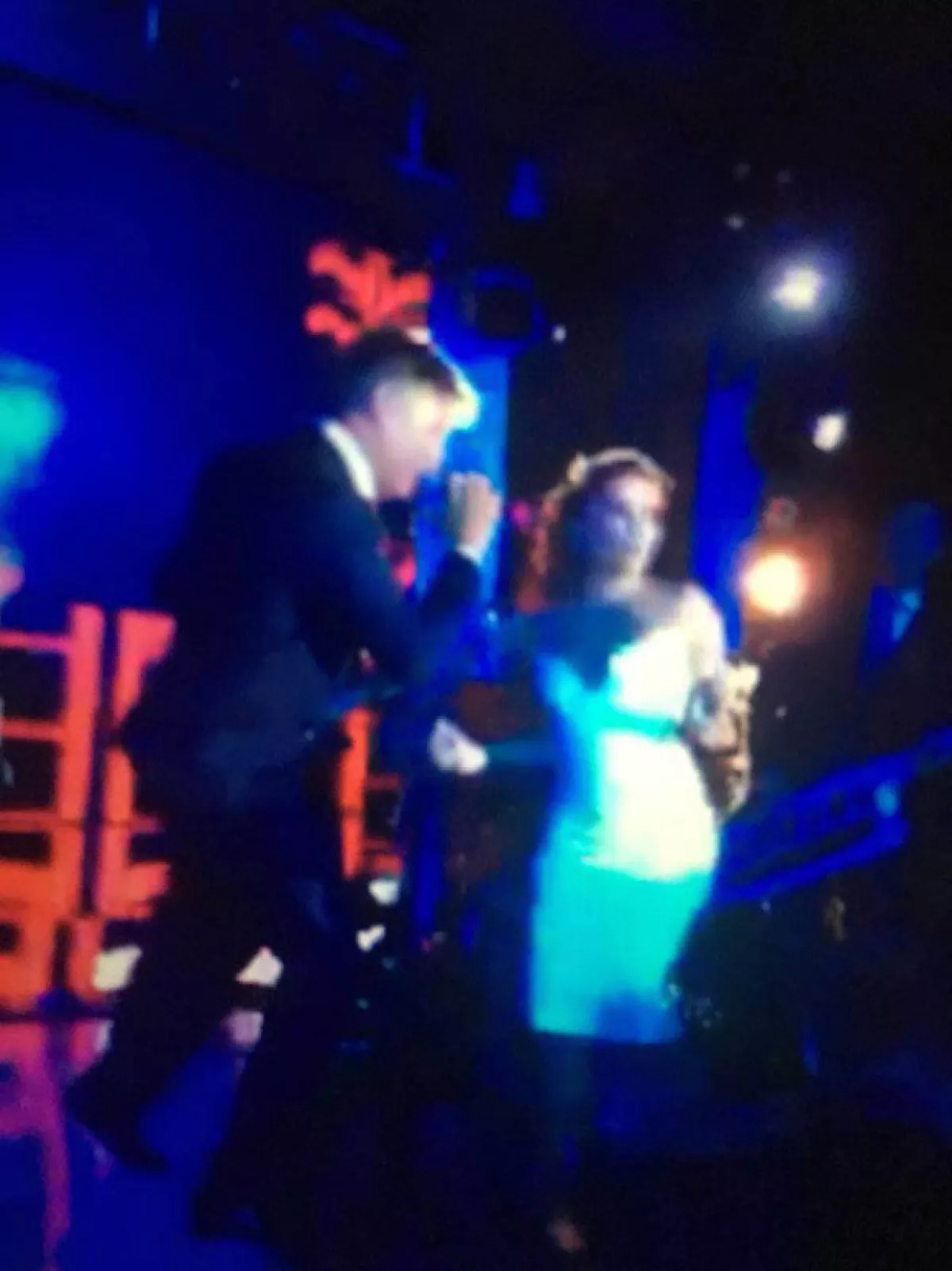 La novia disfrutó al máximo de su fiesta, bailando con la música del cantante puertorriqueño.
