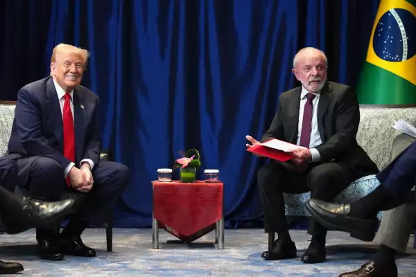 Estados Unidos El presidente Donald Trump celebra una reunión bilateral con el presidente de Brasil, Luiz Inácio Lula da Silva (R) en el Centro de Convenciones de Kuala Lumpur el 26 de octubre de 2025 en Kuala Lumpur, Malasia. Trump se encuentra en Malasia para la cumbre de la Asociación de Naciones del Sudeste Asiático (ASEAN), y luego viajará a Japón, de camino a Corea del Sur para el foro de Cooperación Económica Asia-Pacífico (APEC).