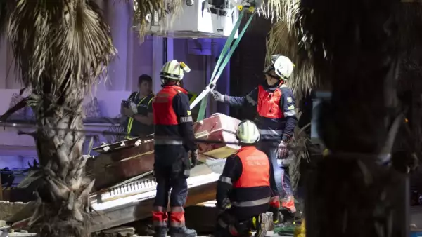 Los miembros del personal de emergencia trabajan después del colapso de un restaurante de dos pisos, matando a cuatro e hiriendo al menos a 17 personas en Playa de Palma, al sur de la capital de la isla mediterránea española, Palma de Mallorca, el 23 de mayo de 2024.