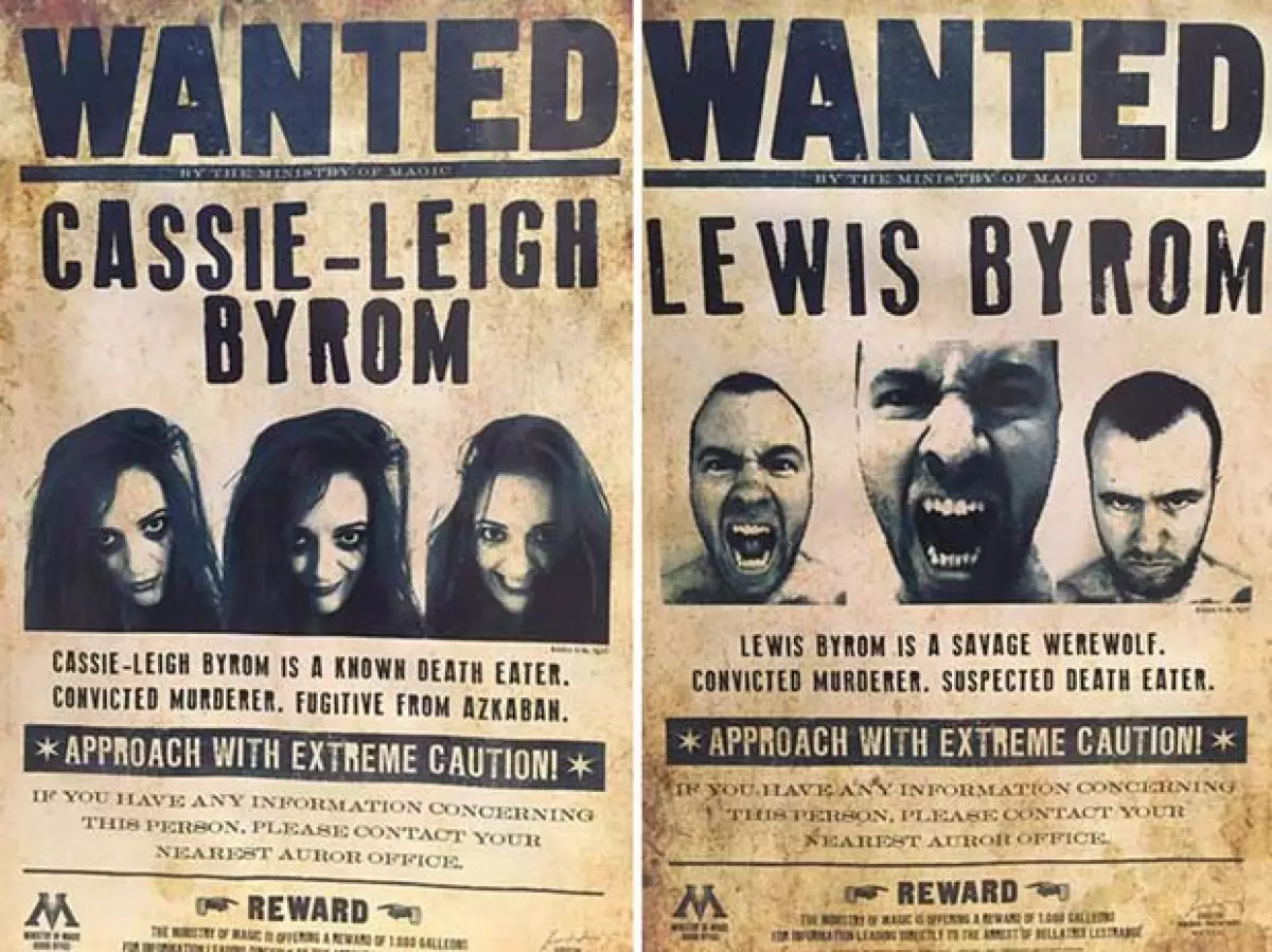 Incluso en las paredes habían carteles de Los Más Buscados con sus caras.