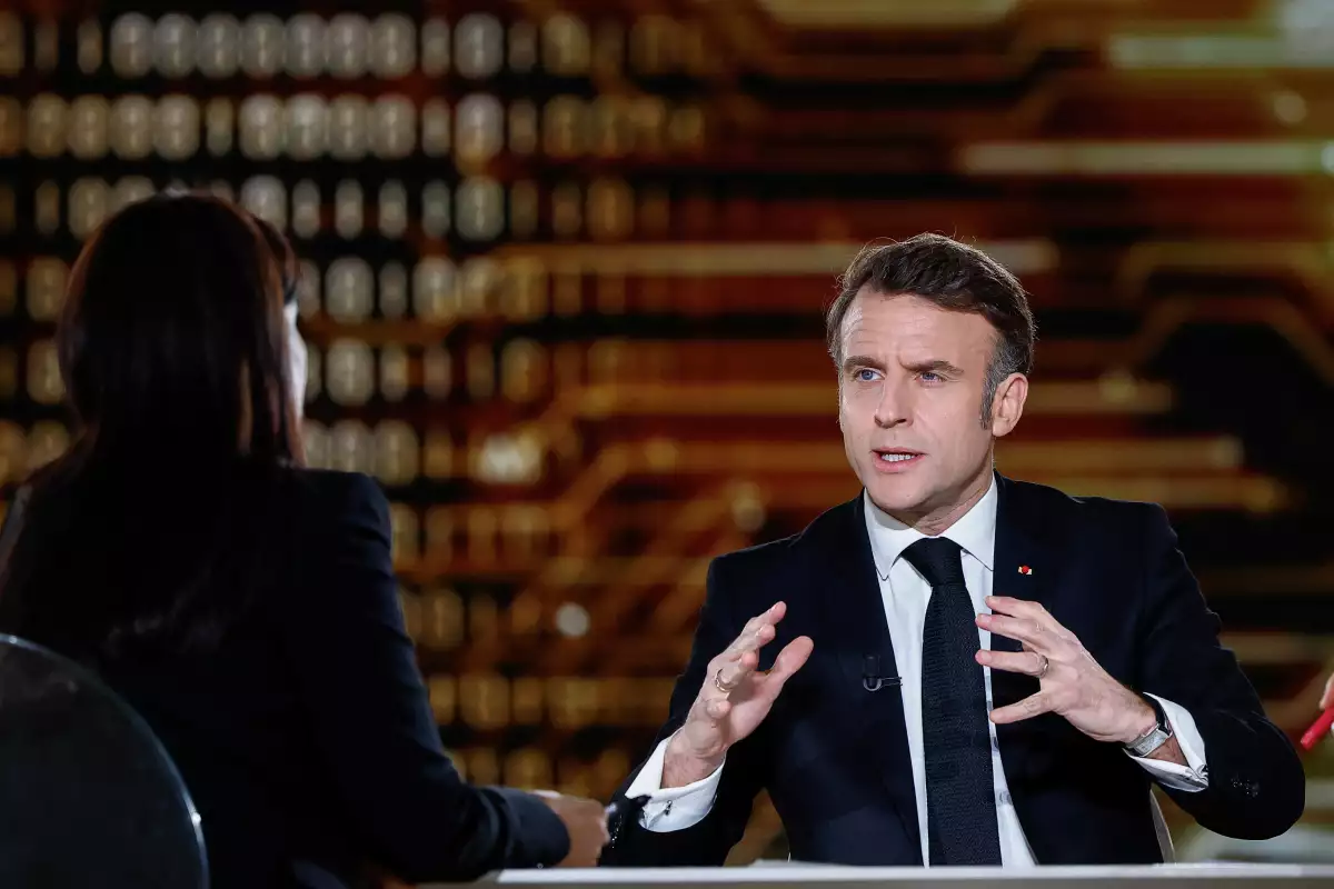 El presidente francés Emmanuel Macron asiste a una entrevista con el periodista indio Palki Sharma Upadhyay y el periodista francés Laurent Delahousse (no en la foto), en la televisión nacional, antes de la Cumbre de Acción de Inteligencia Artificial en el Grand Palais, en París, Francia, el 9 de febrero de 2025.