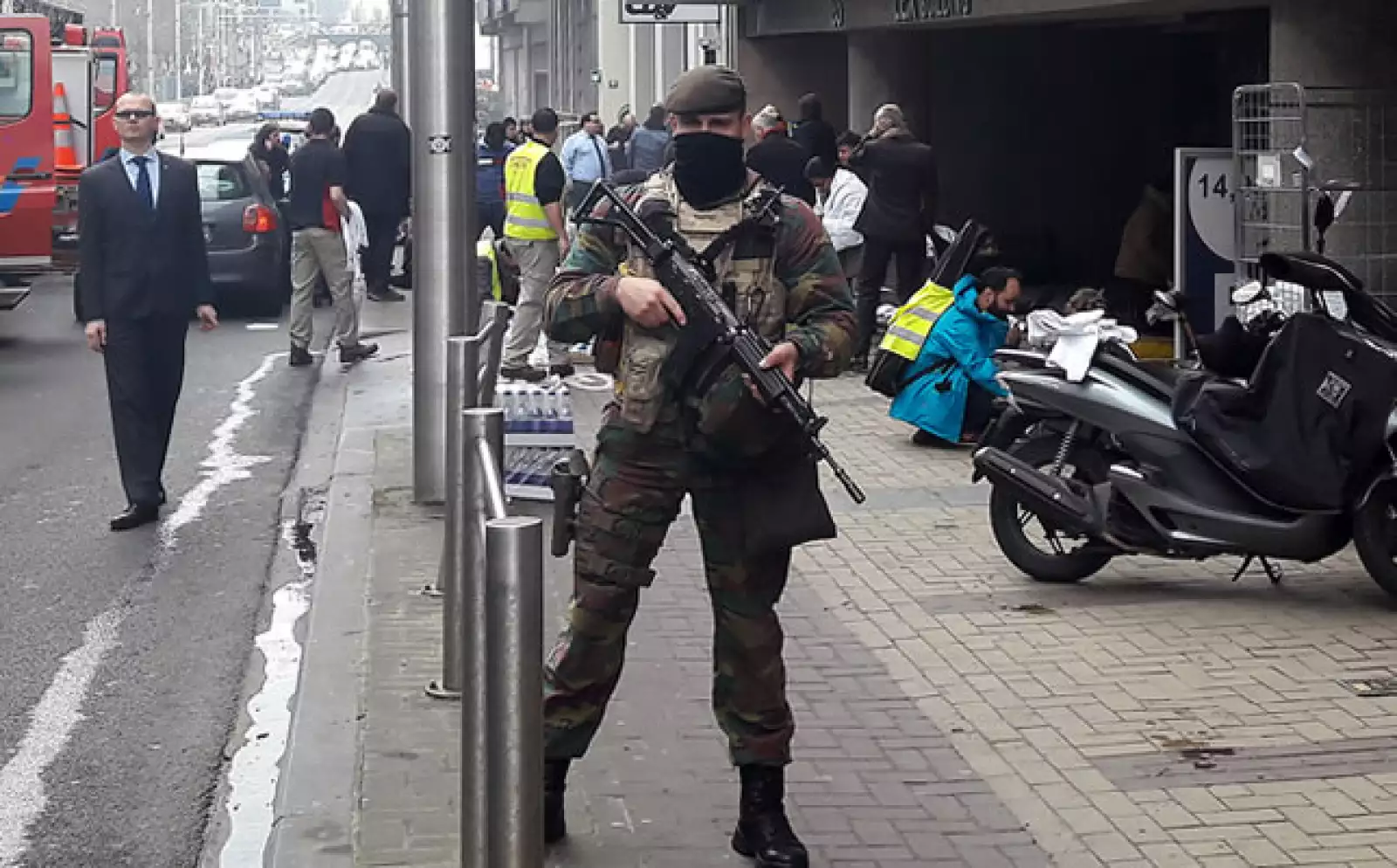 El primer ministro belga elevó el nivel de alerta terrorista a 4 y dijo que se llevarán a cabo restricciones en el transporte público. 