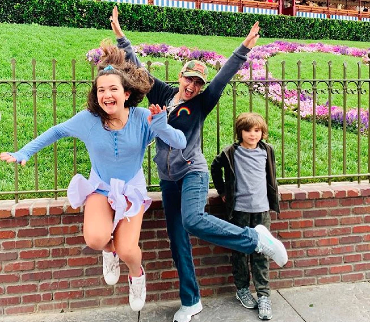 Thalía y sus hijos.