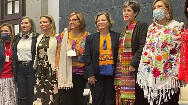 La magistrada Otálora, segunda de derecha a izquierda.