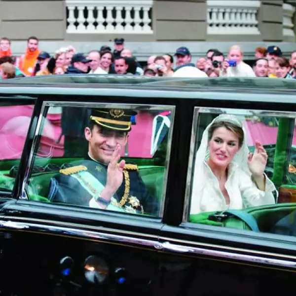 Felipe y Letiza realizaron después del enlace un recorrido por las calles de Madrid a bordo de un Rolls-Royce blindado.