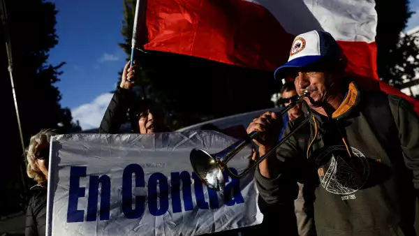 Las personas que están en contra de la nueva constitución reaccionan después del cierre de las urnas, el día del referéndum sobre una nueva constitución chilena, en Concepción, Chile, el 17 de diciembre de 2023.