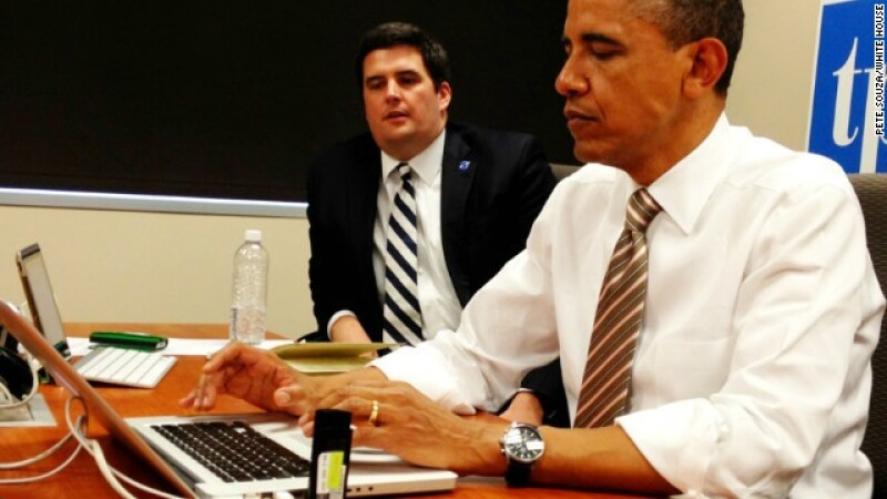 barack obama en una laptop