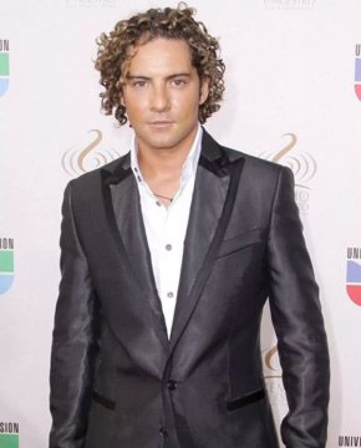 El cantante español retiró los cargos presentados contra dos dominicanas que entraron a su correo electrónica e intentraron extorsionarlo por más de 80 mil euros.