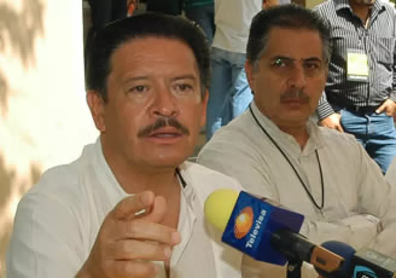 Carlos Navarrete (izq.) y Jesús Ortega anunciaron el plan del PRD para modificar la Ley de Ingresos que aprobó la Cámara de Diputados.  (Foto: Notimex)
