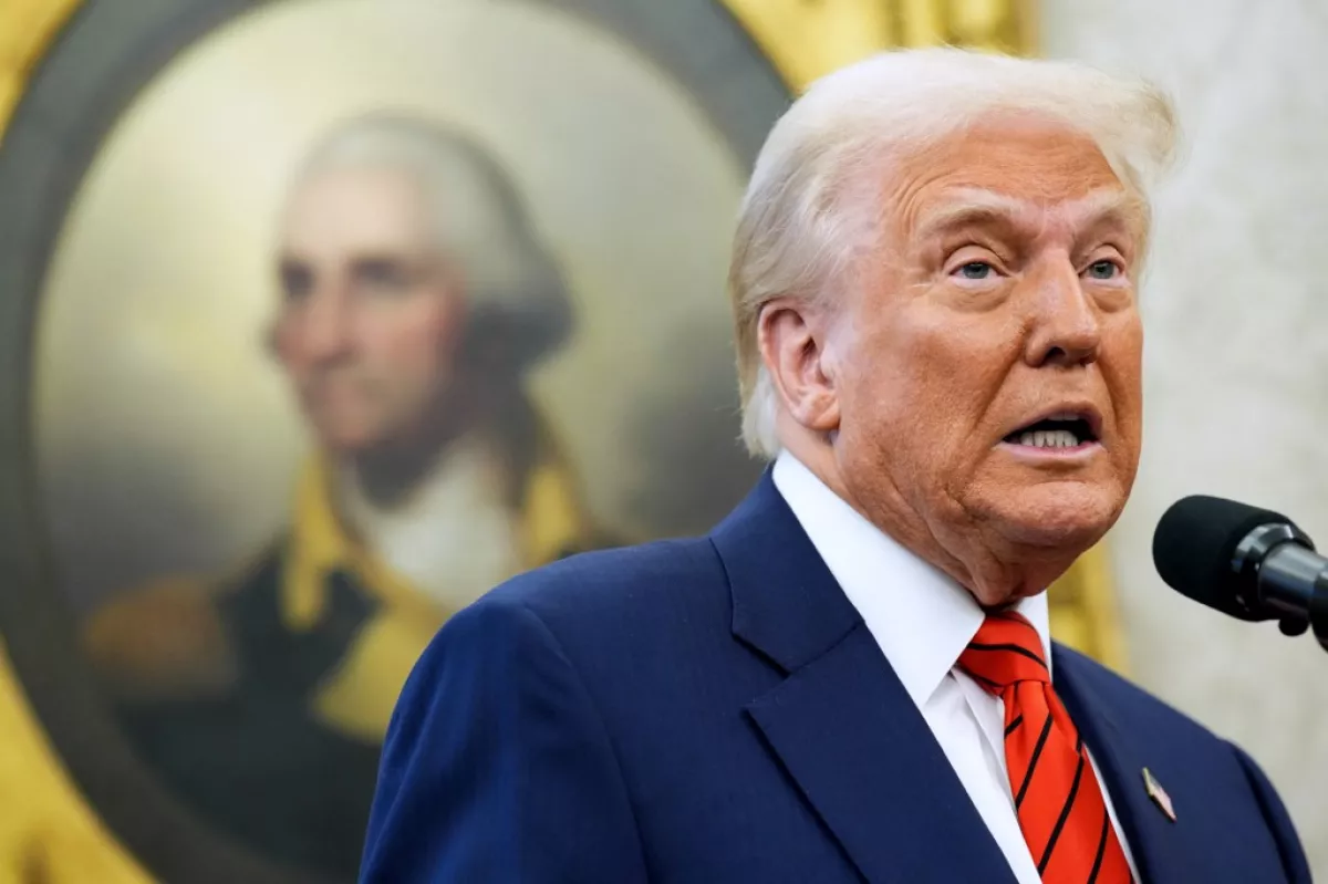 El presidente estadounidense Donald Trump habla durante la ceremonia de juramento para la Fiscal General Pam Bondi en la Oficina Oval de la Casa Blanca el 5 de febrero de 2025 en Washington, DC. El Senado confirmó a Bondi como Fiscal General con un voto de 54-46 el martes.