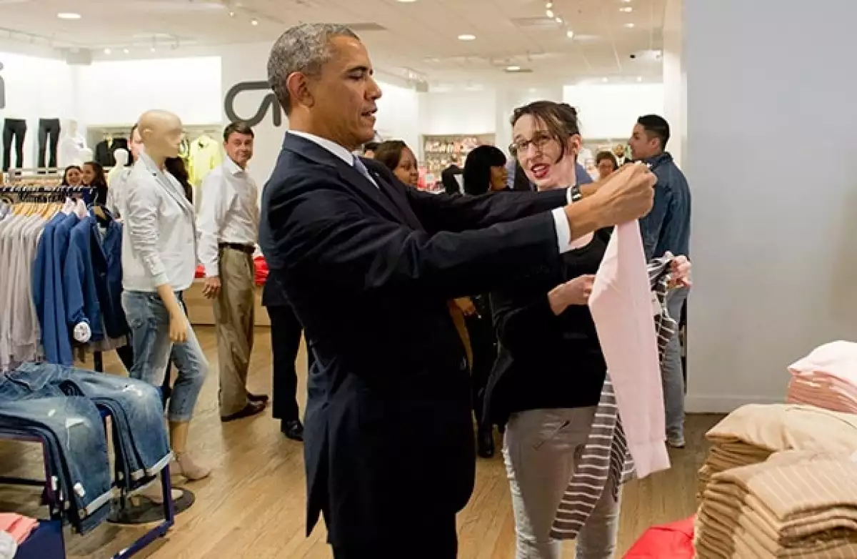 Obama eligió suéteres para sus hijas y una sudadera para Michelle.