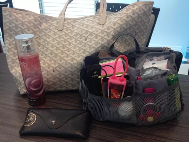 ¿Qué acostumbras traer en la bolsa? Platicamos con Caty Bueno y Lulú Andonie para conocer los objetos que llevan siempre bajo el brazo.