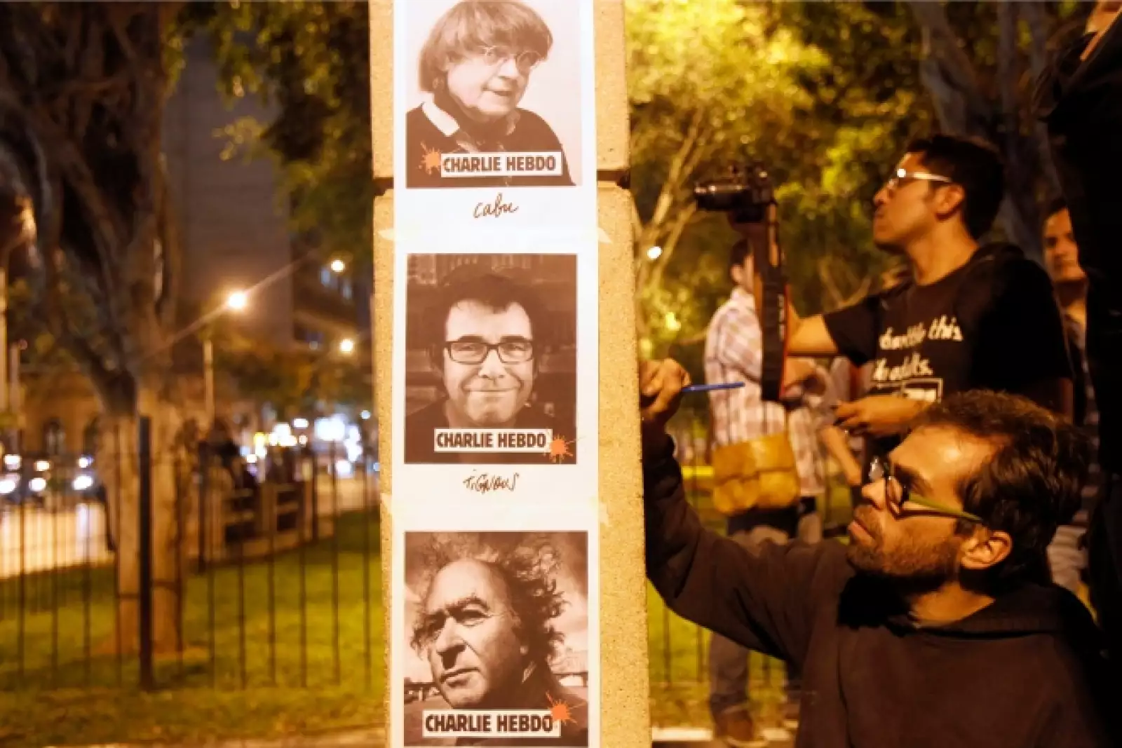 Colocaron en las paredes imágenes de Charlie Hebdo, creador de la revista.