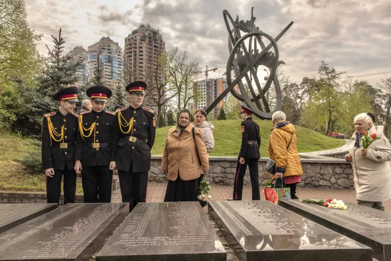 Cadetes ucranianos y otros visitan el monumento a las víctimas de Chernobyl el 26 de abril de 2023 en Kiev, Ucrania. El 26 de abril de 1986, un reactor de la central nuclear de Chernobyl, al noroeste de Kiev, explotó después de que una prueba de seguridad saliera mal, extendiendo la radiación a lo largo de miles de kilómetros cuadrados