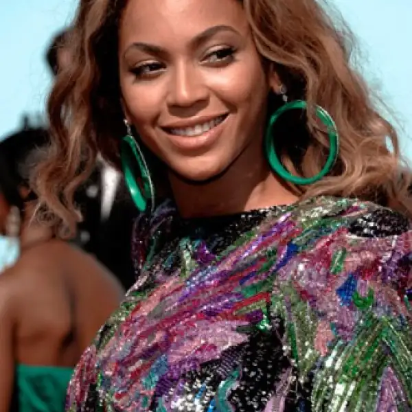 Beyoncé, de 27 año,s ganó 87 millones de dólares entre el 1 de junio de 2008 y la misma fecha de 2009, gracias a su prolífica actividad profesional. En esos doce meses sacó un disco, protagonizó dos películas, actuó en la ceremonia de los Oscar y en la in
