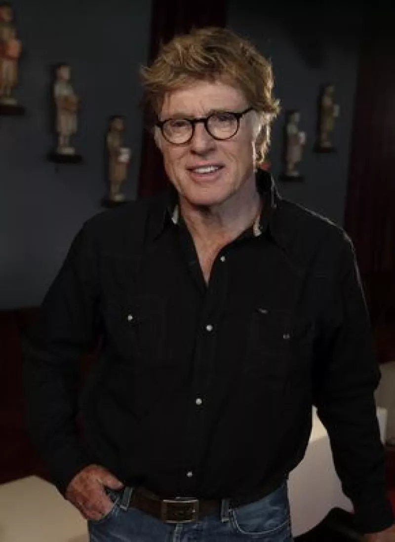 El libro, llamado `Robert Redford. El chico de oro´, de Luis Miguel Carmona, pretende sacar al actor `de su cascarón´ y `hacer que el gran público lo conozca por dentro y por fuera´.