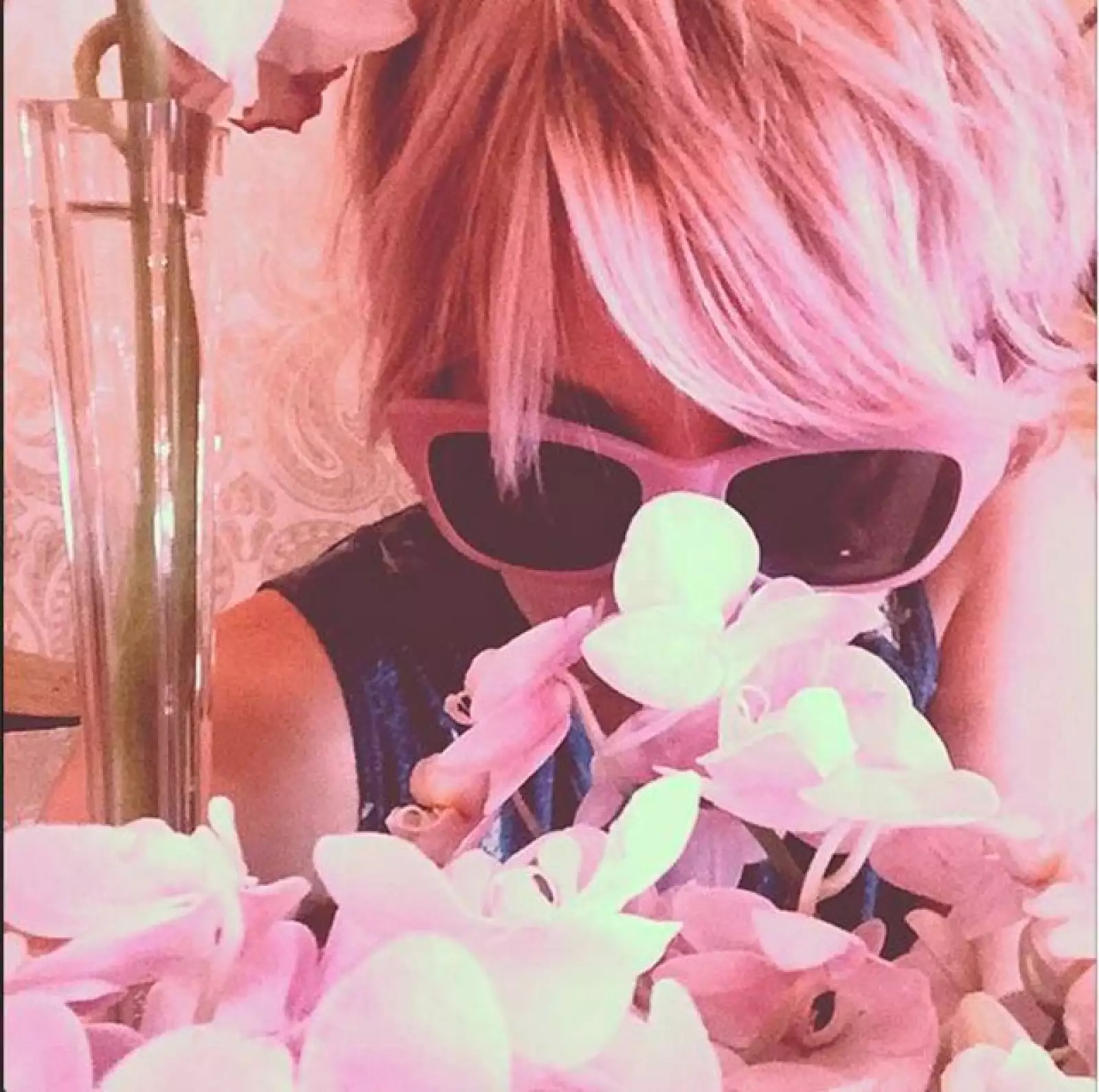 Kaley Cuoco se inclinó por seguir esta tendencia. Para ella el rosa es su favorito.